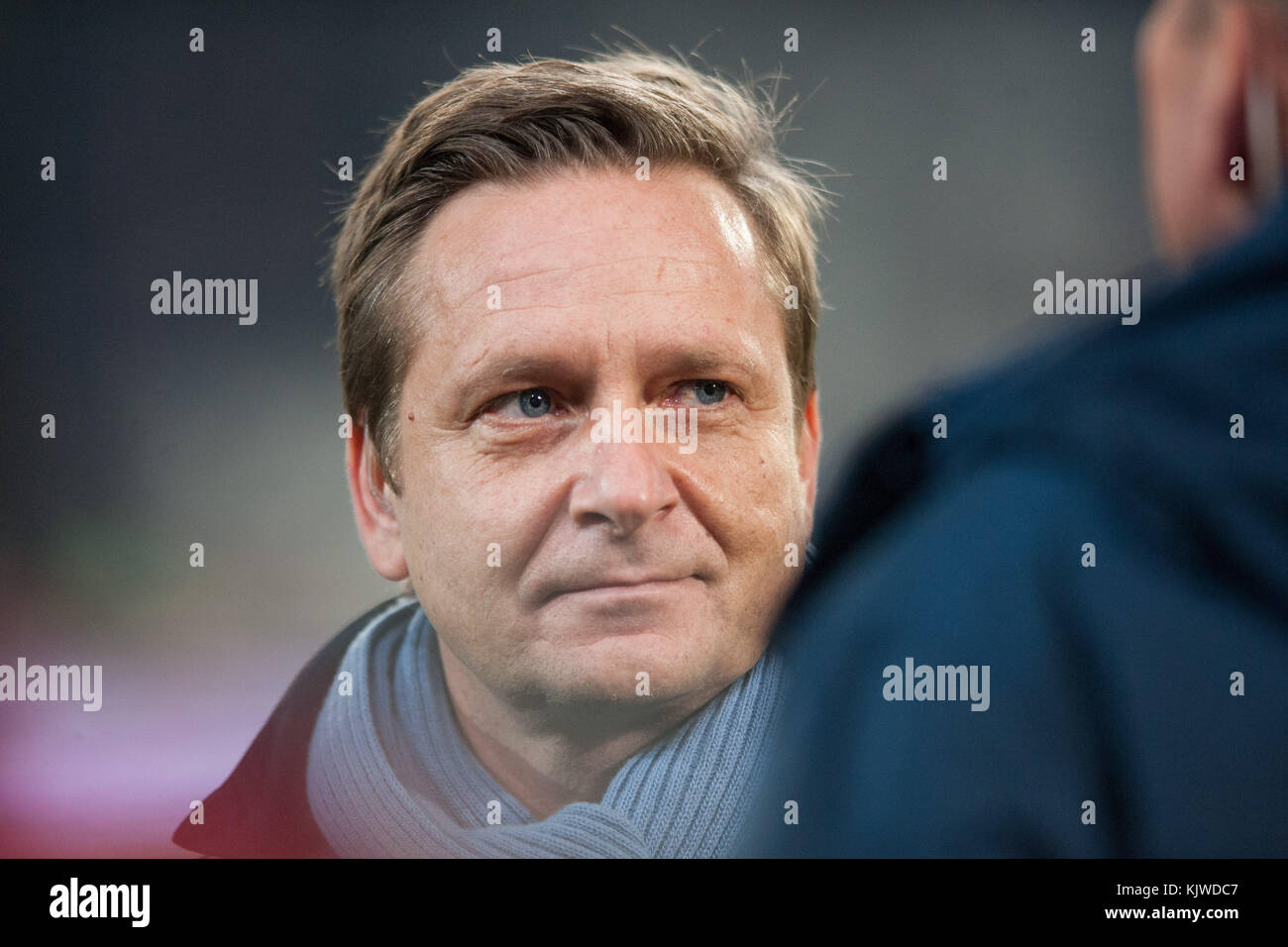 Hannover, Deutschland. 24 novembre 2017. Horst Heldt (gestionnaire, H) im interview, TV, Fernsehen Fussball 1. Bundesliga, 13 ans. Spieltag, Hanovre 96 (H) - VfB Stuttgart (S), AM 24.11.2017 à Hanovre/ Allemagne. |utilisation dans le monde entier crédit : dpa/Alamy Live News Banque D'Images