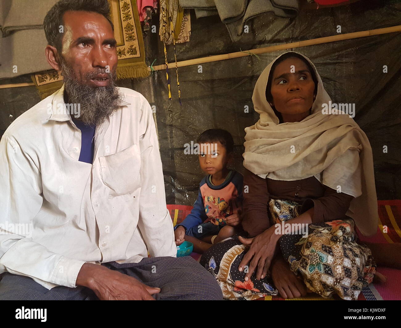 Noor Alam et Kusuma Hatun sont assis dans leur hutte avec leur Soon in the Royinga camp de réfugiés Kutupalong, Bangladesh, 26 novembre 2017. Ils appartiennent à plus de 620,000 membres de la minorité musulmane, qui ont fui l'armée dans leur pays d'origine, le Myanmar, et qui vivent ici depuis la fin du mois d'août. Photo : Nick Kaiser/dpa Banque D'Images