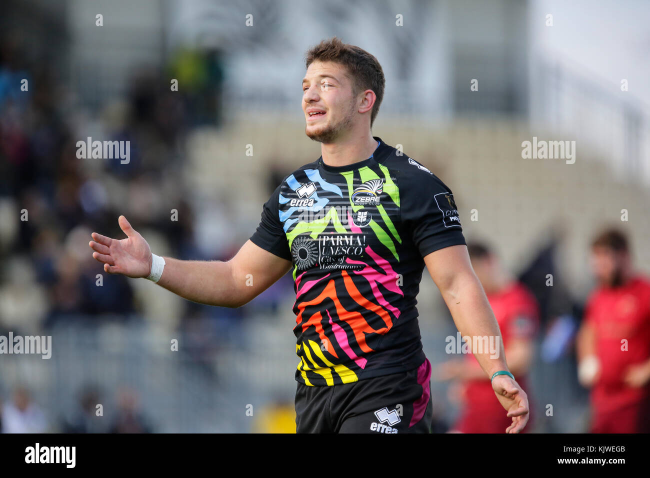 Parme, Italie. 26 novembre 2017. Zebre's fly moitié Maicol Azzolini attribue à ses coéquipiers lors du match contre le Munster en PRO Guinness14. Massimiliano Carnabuci/Alamy Live News Banque D'Images