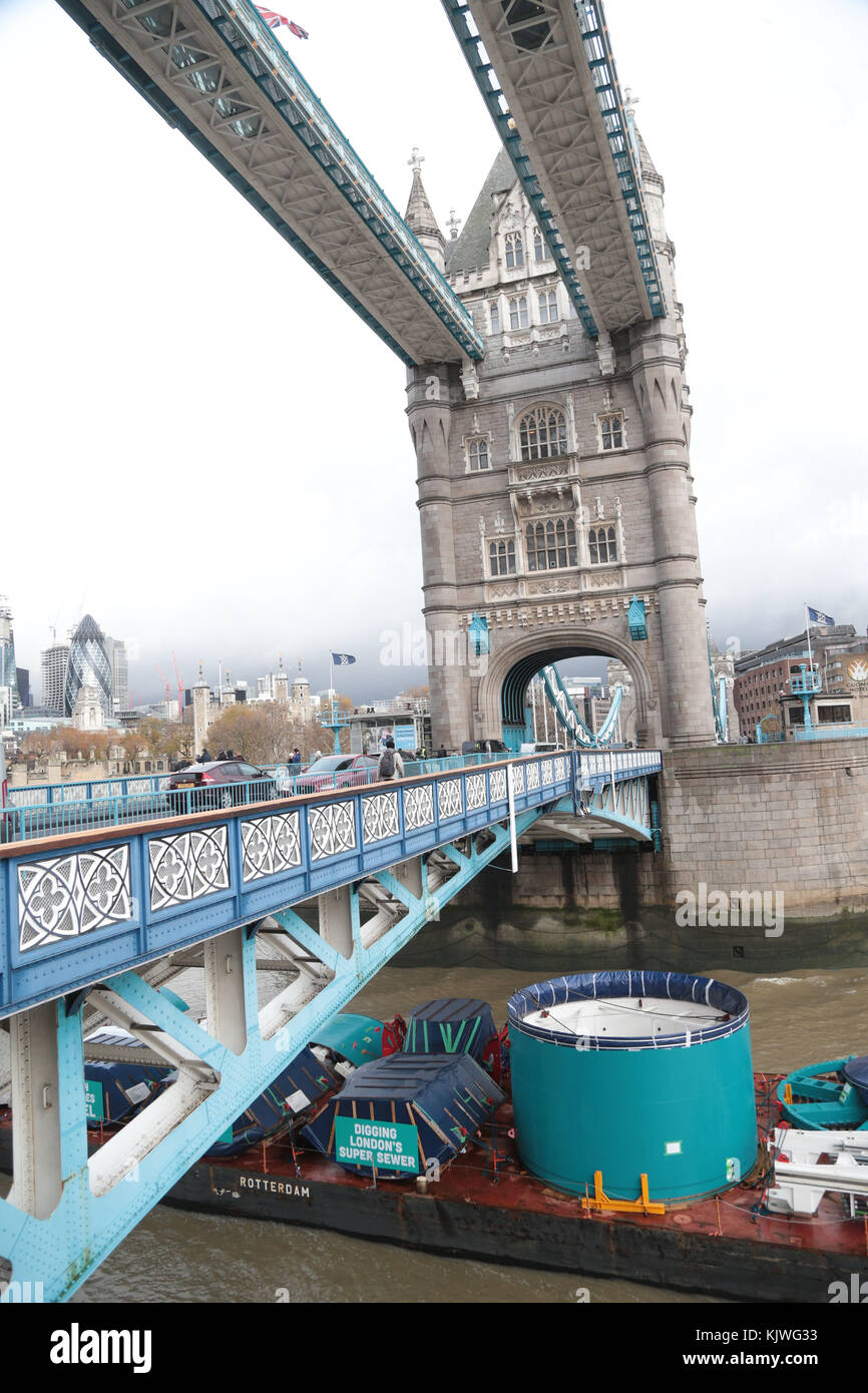 Londres, Royaume-Uni. 27th novembre 2017. London Super Sewer le premier des machines à aléser tunnel creusant le super égout de Londres « Rachel » est transporté sur la Tamise ce matin sous Tower Bridge pour commencer à travailler à Fulham sur le tunnel de £4,2 milliards de 16 miles à travers Londres. La machine à aléser Rachel a été nommée d'après Dame Millicent Fawcett, une féministe anglaise, intellectuelle, politique et syndicaliste, et écrivain, qui est principalement connu pour son travail de militante pour les femmes à avoir le vote, prêtera son nom à l'une des machines construisant la section centrale crédit: Nigel Bowles/Alamy Live News Banque D'Images