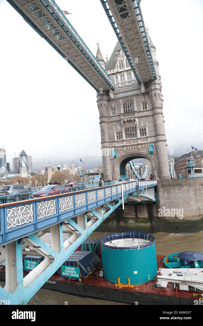 Londres, Royaume-Uni. 27th novembre 2017. London Super Sewer le premier des machines à aléser tunnel creusant le super égout de Londres « Rachel » est transporté sur la Tamise ce matin sous Tower Bridge pour commencer à travailler à Fulham sur le tunnel de £4,2 milliards de 16 miles à travers Londres. La machine à aléser Rachel a été nommée d'après Dame Millicent Fawcett, une féministe anglaise, intellectuelle, politique et syndicaliste, et écrivain, qui est principalement connu pour son travail de militante pour les femmes à avoir le vote, prêtera son nom à l'une des machines construisant la section centrale crédit: Nigel Bowles/Alamy Live News Banque D'Images