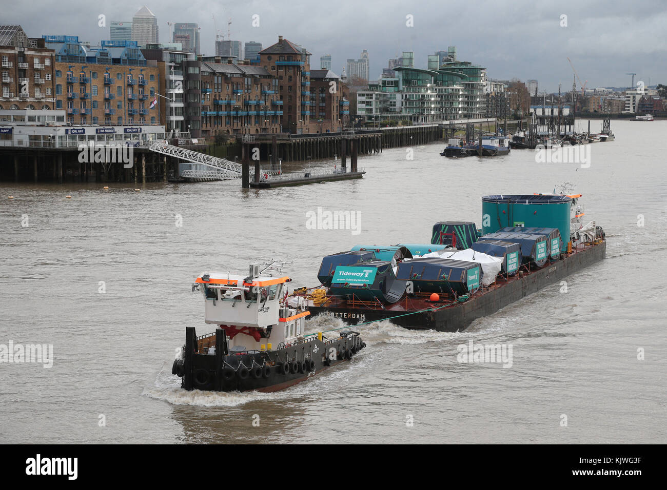 Londres, Royaume-Uni. 27th novembre 2017. London Super Sewer le premier des machines à aléser tunnel creusant le super égout de Londres « Rachel » est transporté sur la Tamise ce matin sous Tower Bridge pour commencer à travailler à Fulham sur le tunnel de £4,2 milliards de 16 miles à travers Londres. La machine à aléser Rachel a été nommée d'après Dame Millicent Fawcett, une féministe anglaise, intellectuelle, politique et syndicaliste, et écrivain, qui est principalement connu pour son travail de militante pour les femmes à avoir le vote, prêtera son nom à l'une des machines construisant la section centrale crédit: Nigel Bowles/Alamy Live News Banque D'Images