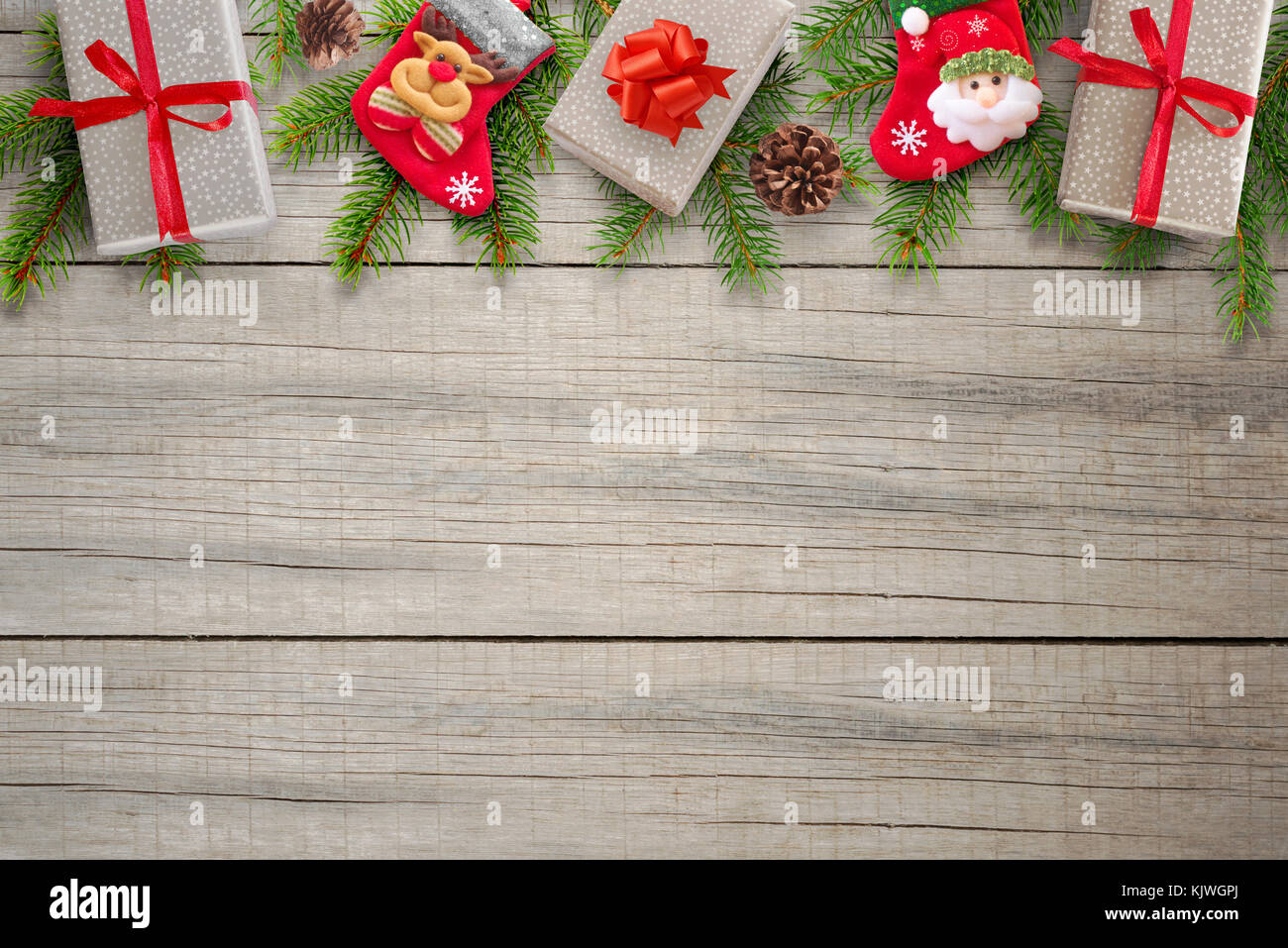 Composition de Noël sur table en bois. des cadeaux, des chaussettes, des pommes de pin et branches de sapin sur le dessus. l'espace libre pour le texte. vue d'en haut. Banque D'Images