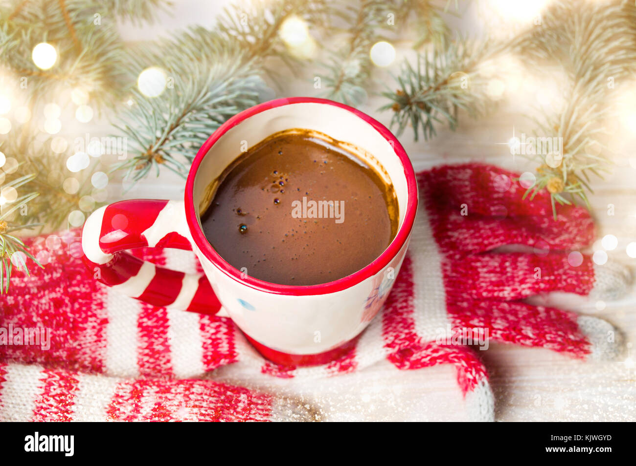 Gants d'hiver rouge et chaude tasse de café Banque D'Images
