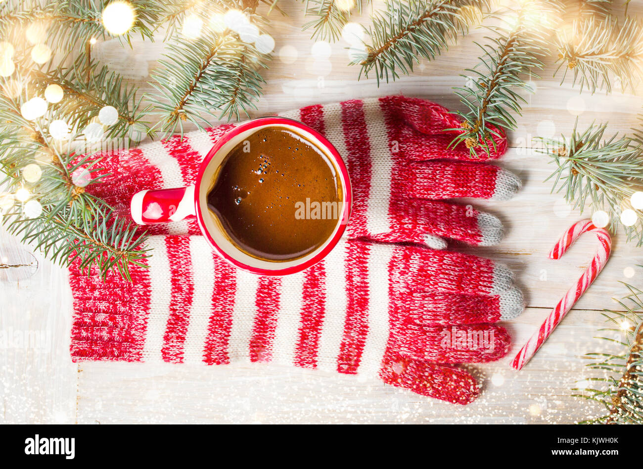 Gants d'hiver rouge et chaude tasse de café Banque D'Images