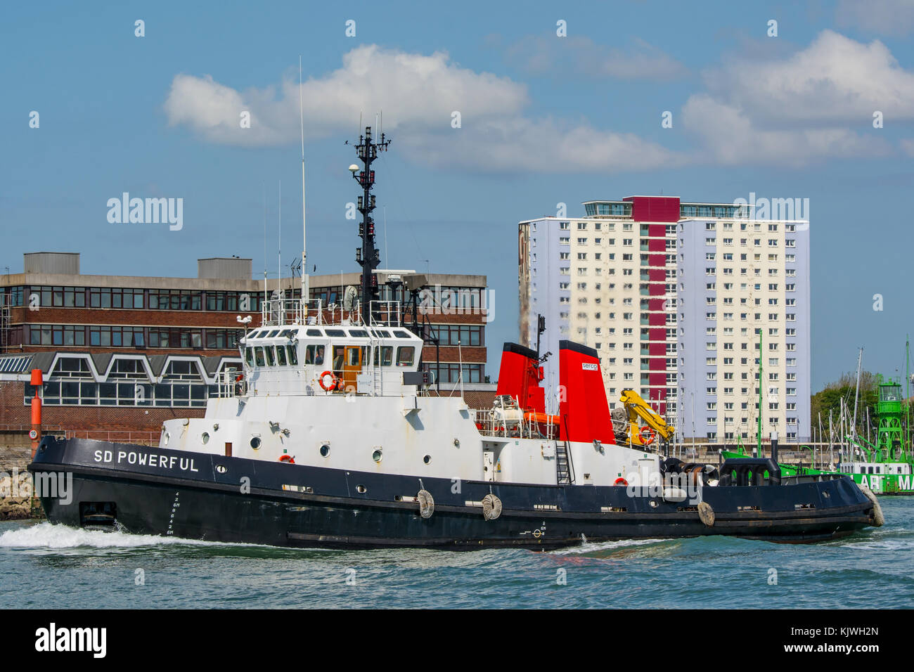 Puissant SD en cours dans le port de Portsmouth sur 8/6/15 tout en aidant un navire de RN. Banque D'Images