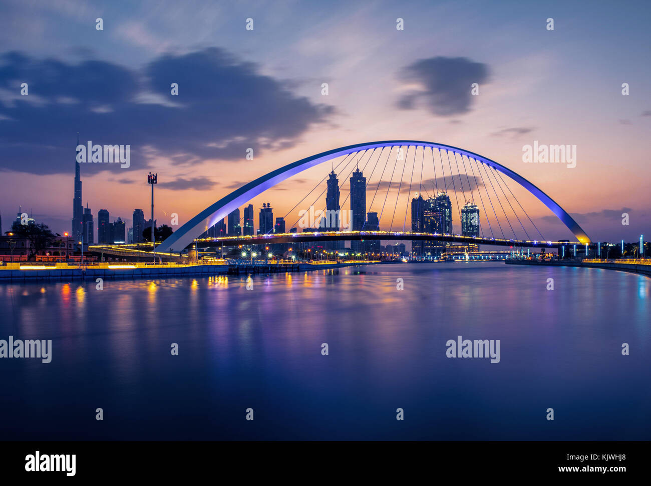 Le lever du soleil sur le pont de la tolérance du Canal de Dubaï Banque D'Images