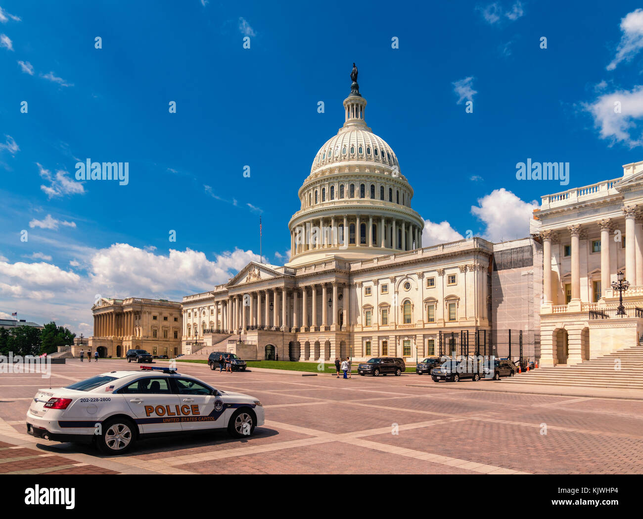 Washington DC - 6 juin 2017 : bâtiment du Capitole des États-Unis à Washington DC - façade est du célèbre monument américain avec voiture de police devant. Banque D'Images