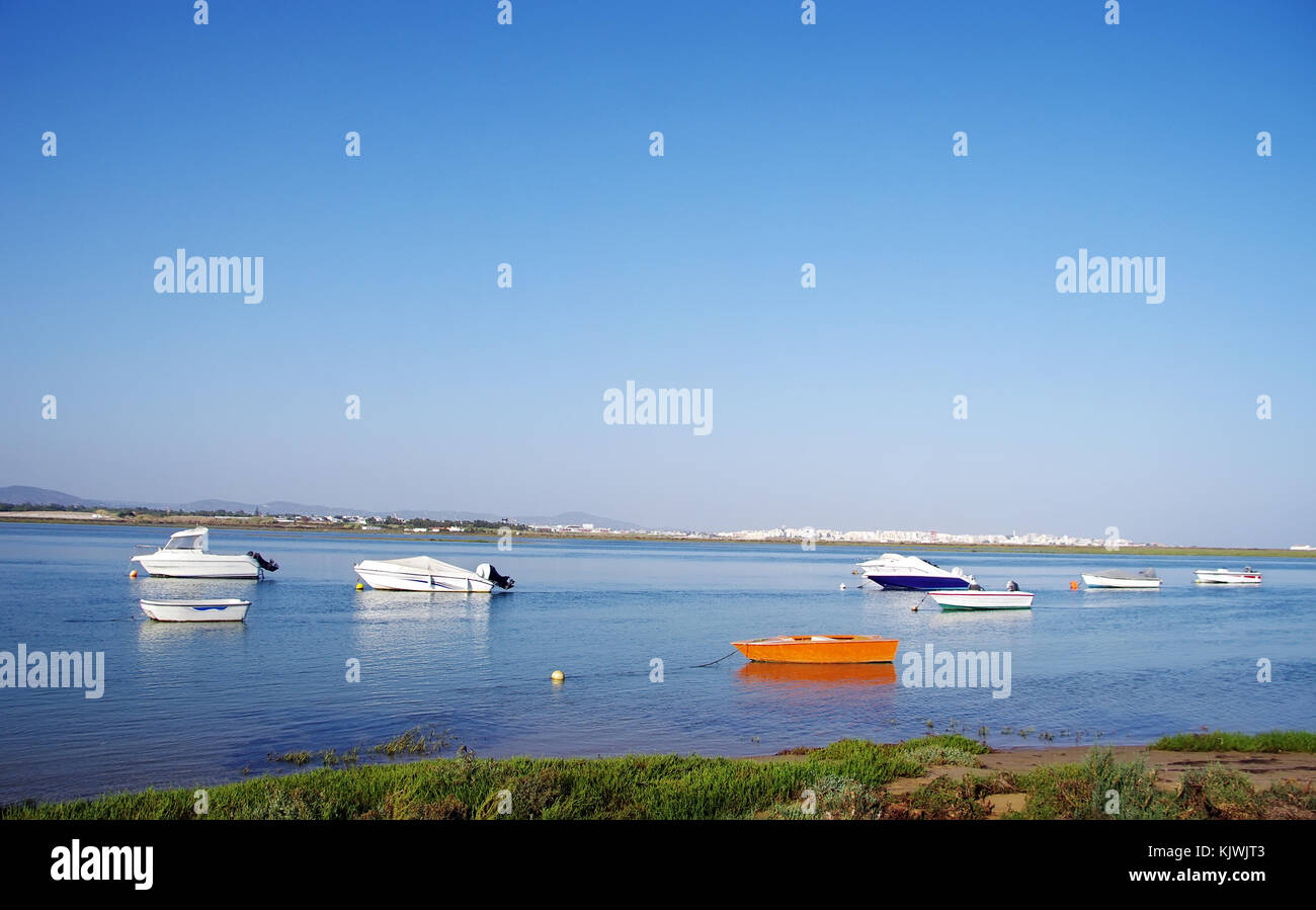 Bateaux à Ria Formosa, Faro, Algarve, PORTUGAL Banque D'Images