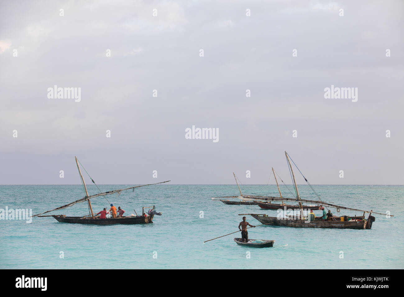 Nungwe, Zanzibar, Tanzanie ; les pêcheurs apportent dans leurs prises. Banque D'Images