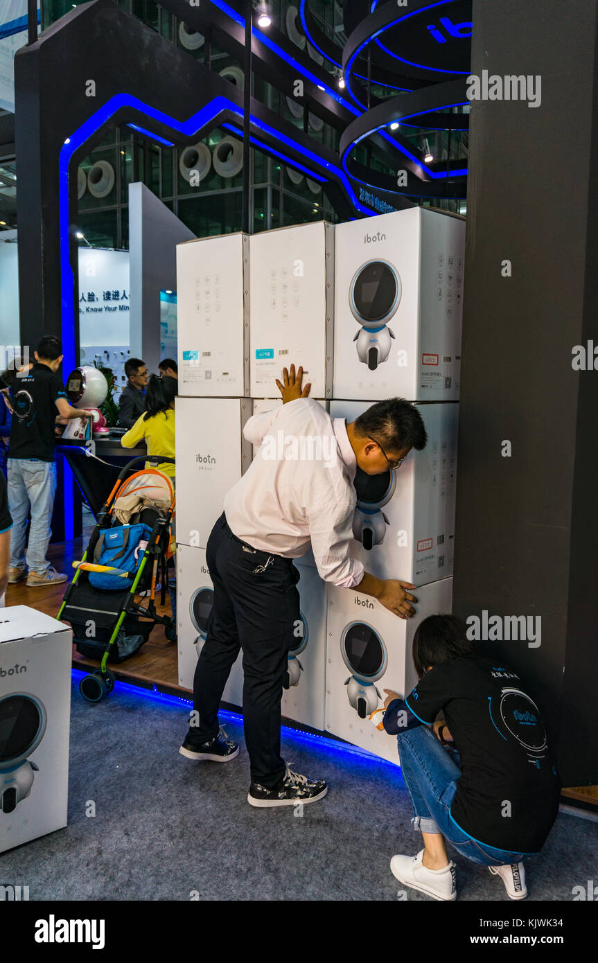 Les travailleurs au magasin de détail de la pile de boîtes robot robots à vendre à Shenzhen, Chine Banque D'Images