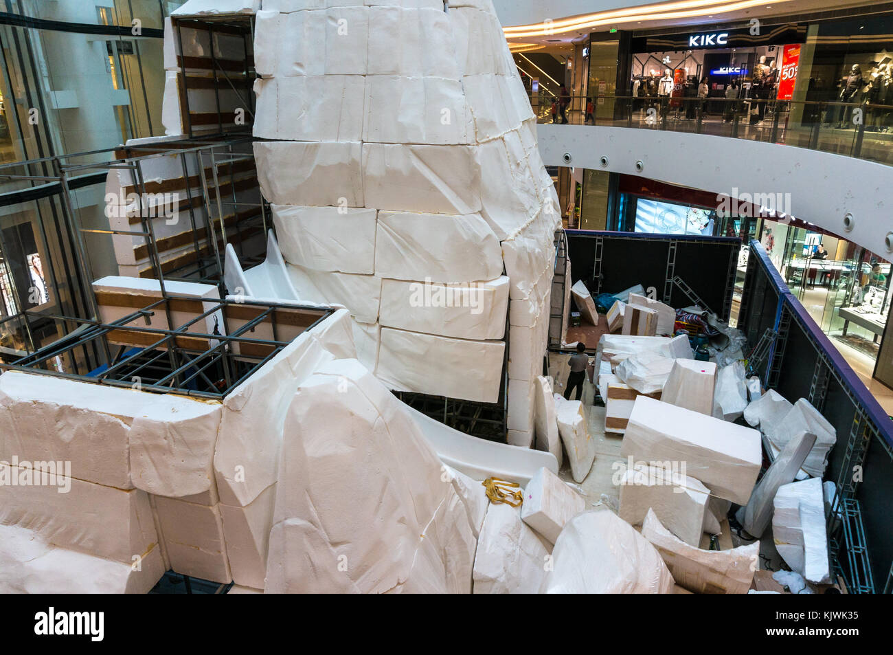 Les constructeurs de l'assemblage d'une montagne de neige pour Noël dans un centre commercial à Shenzhen, Chine Banque D'Images