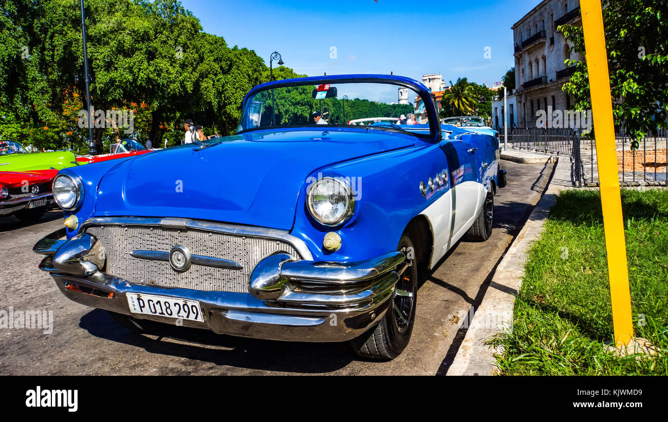Vintage car sur la rue de La Havane, Cuba. Il y a plus de 60,000 voitures anciennes dans les rues de Cuba. Banque D'Images