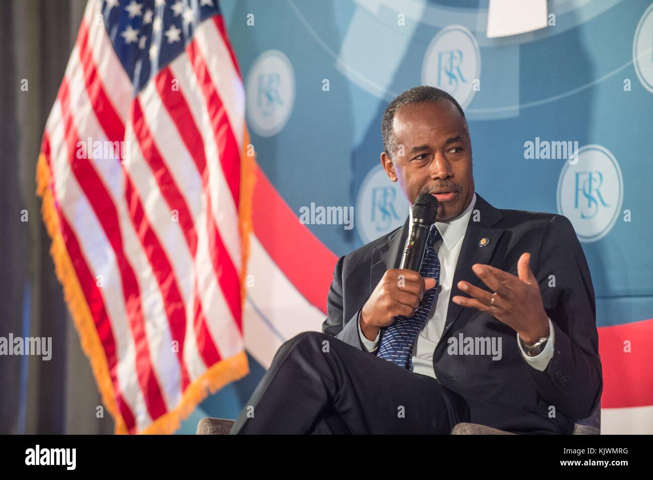 Ben Carson, secrétaire américain au logement et au développement urbain, prononce une allocution lors de la conférence d'automne de la table ronde des services financiers le 15 septembre 2017 à Washington, DC.(photo de HUD photo via Planetpix) Banque D'Images