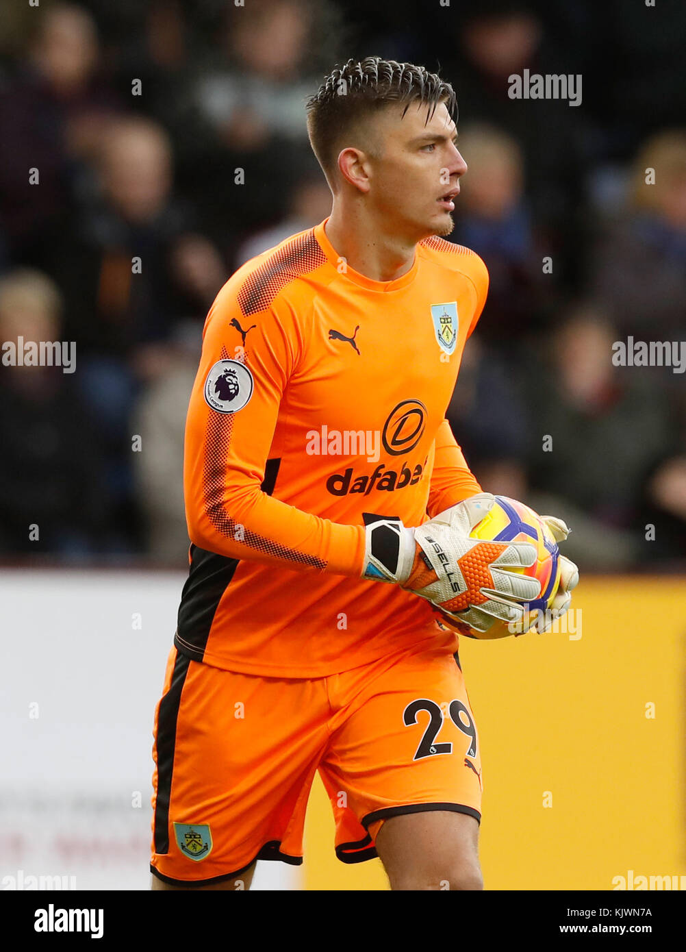 Nick Pope, gardien de but de Burnley, lors du match de la Premier League à Turf Moor, Burnley. APPUYEZ SUR ASSOCIATION photo. Date de la photo: Dimanche 26 novembre 2017. Voir PA Story SOCCER Burnley. Le crédit photo devrait se lire: Martin Rickett/PA Wire. RESTRICTIONS : aucune utilisation avec des fichiers audio, vidéo, données, listes de présentoirs, logos de clubs/ligue ou services « en direct » non autorisés. Utilisation en ligne limitée à 75 images, pas d'émulation vidéo. Aucune utilisation dans les Paris, les jeux ou les publications de club/ligue/joueur unique. Banque D'Images