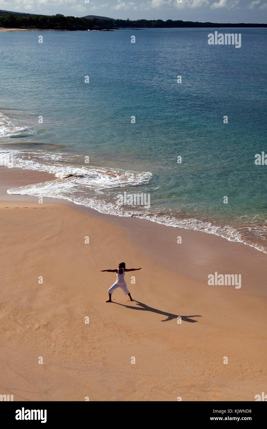 L'exercice sur la plage à Makena, Maui, Hawaii. Banque D'Images