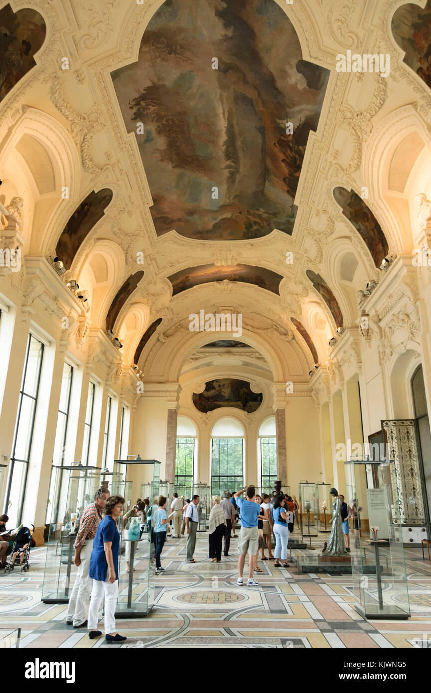 Visiteurs à l'intérieur du musée d'art du petit Palais conçu par Charles Girault, Paris, France, Europe. Banque D'Images