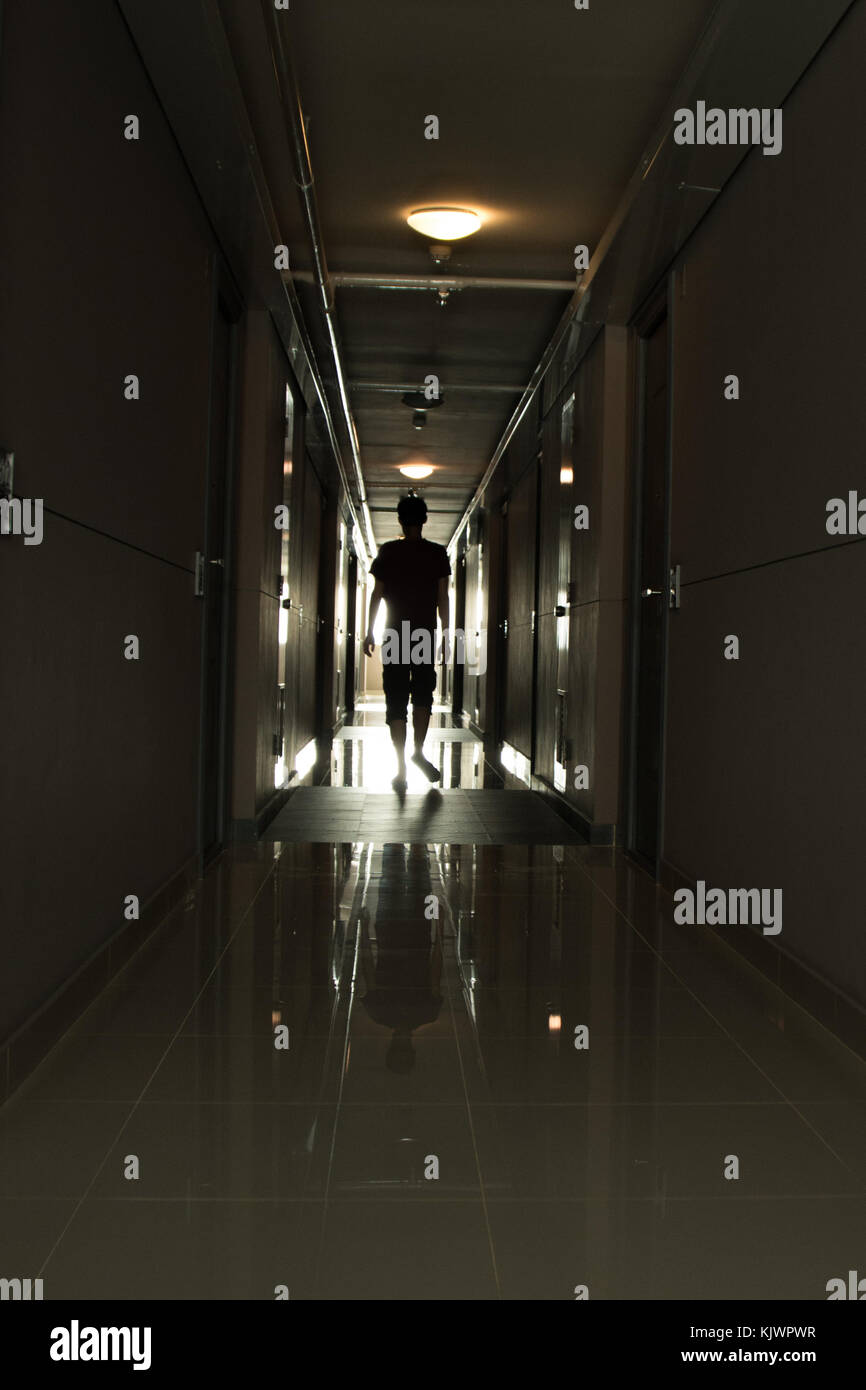Homme marchant dans le couloir Banque de photographies et d’images à ...