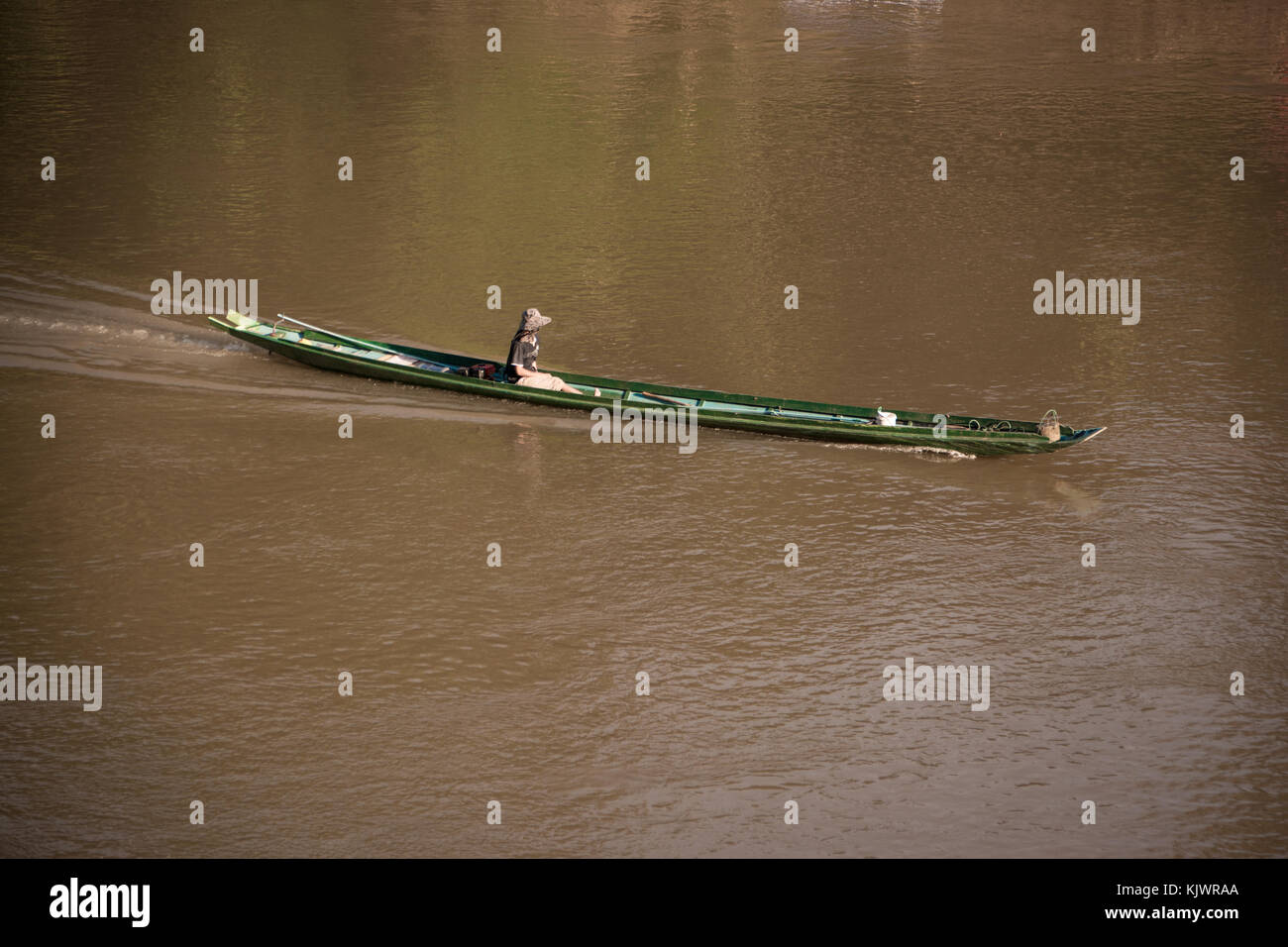 De retour de la femme sur le marché un long tail boat sur le fleuve Mekong Banque D'Images
