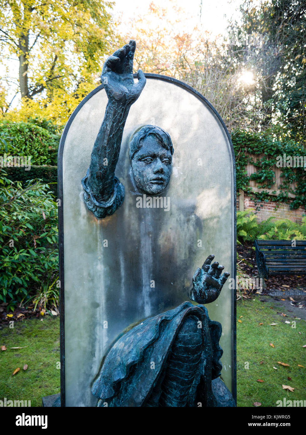 Statue d'Alice à travers le miroir dans le parc du château, Château de Guildford, Guildford, Surrey, Angleterre, RU, FR. Banque D'Images