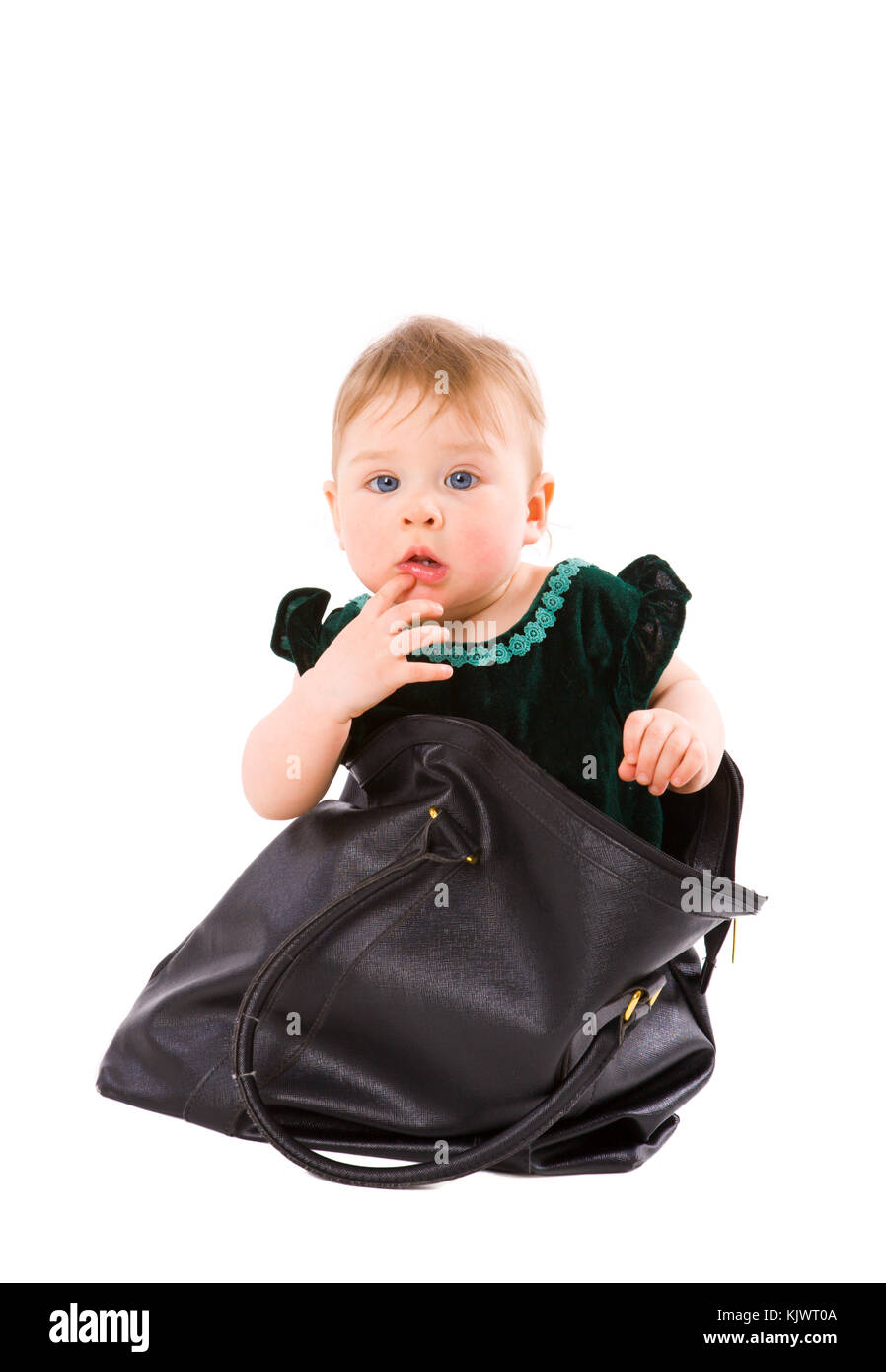 Mignon bébé curieux assis dans le bag isolated on white Banque D'Images