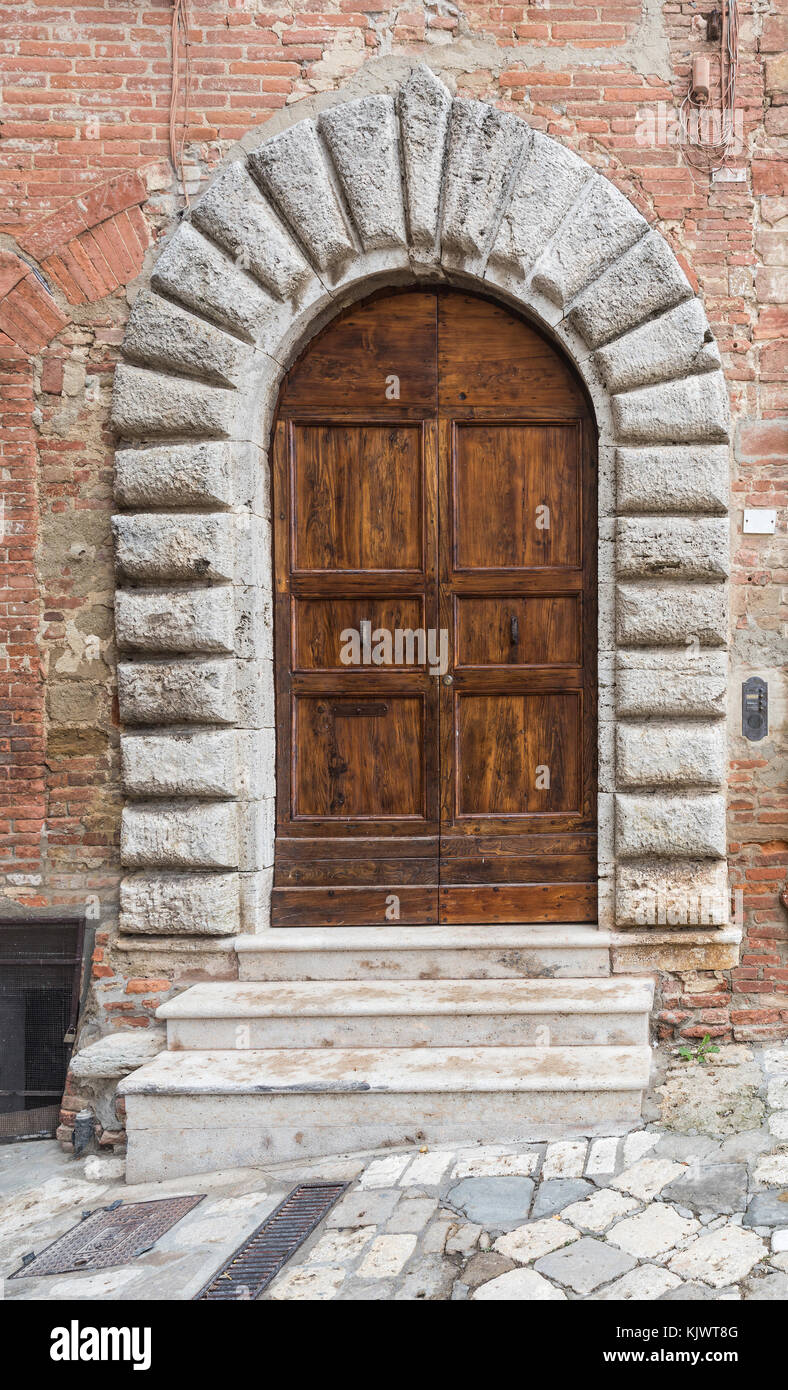 Portes massives en bois typique du sud de l'Italie. porte en bois situé dans un vieux mur de pierre. vieux millésime portes. vieille porte en bois dans une maison en pierre l'italien Banque D'Images