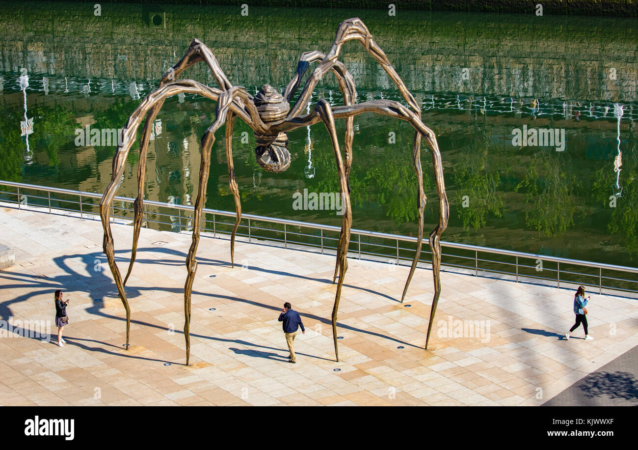 Maman le géant de l'acier et de bronze sculpture d'araignée à l'extérieur du Musée Guggenheim d'Art à Bilbao Espagne Banque D'Images