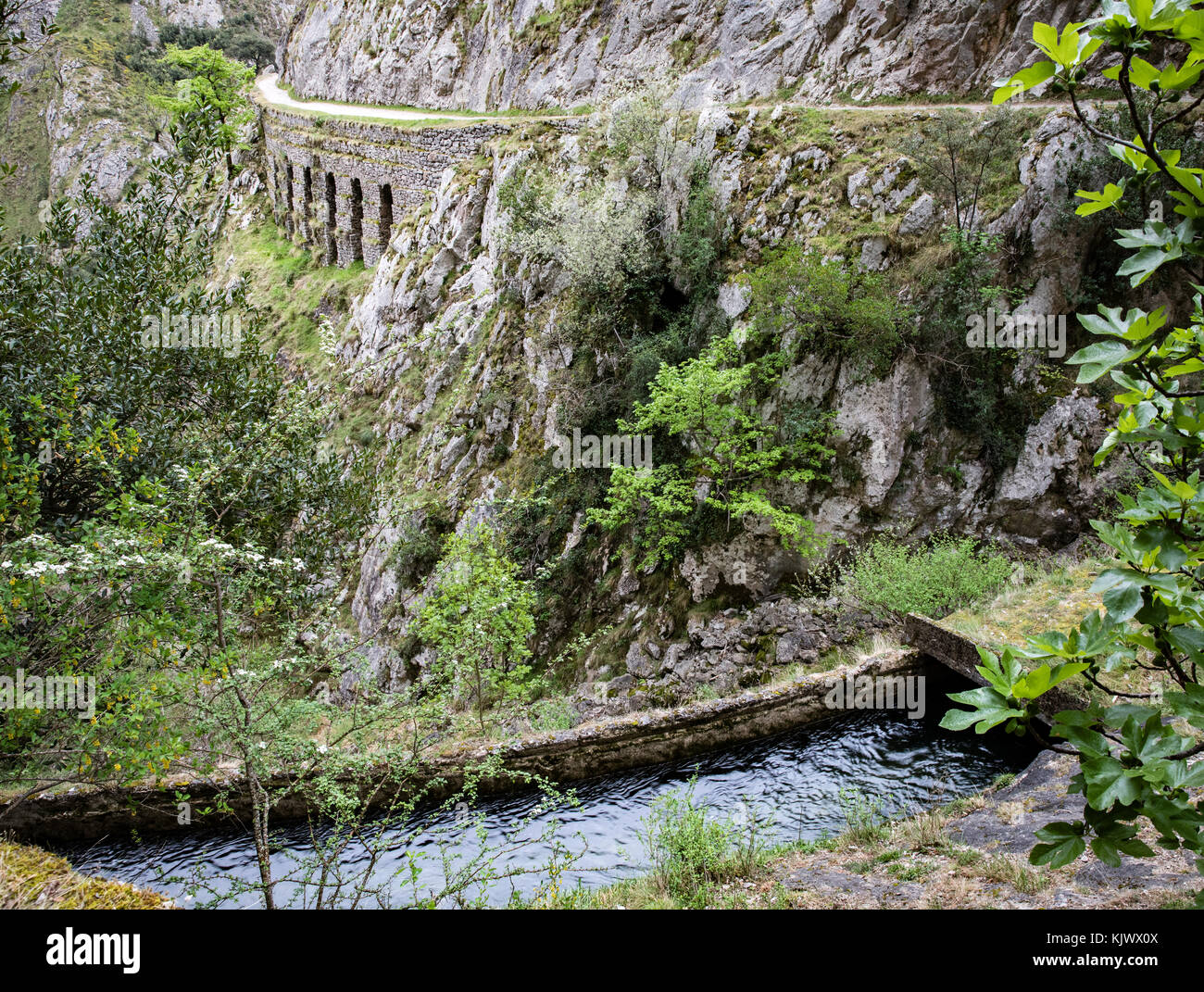 Canal d'alimentation hydroélectrique de chemin de service et serpentant à travers le calcaire karstique profond gouffre de la Gorges de Cares dans le nord de l'Espagne Banque D'Images