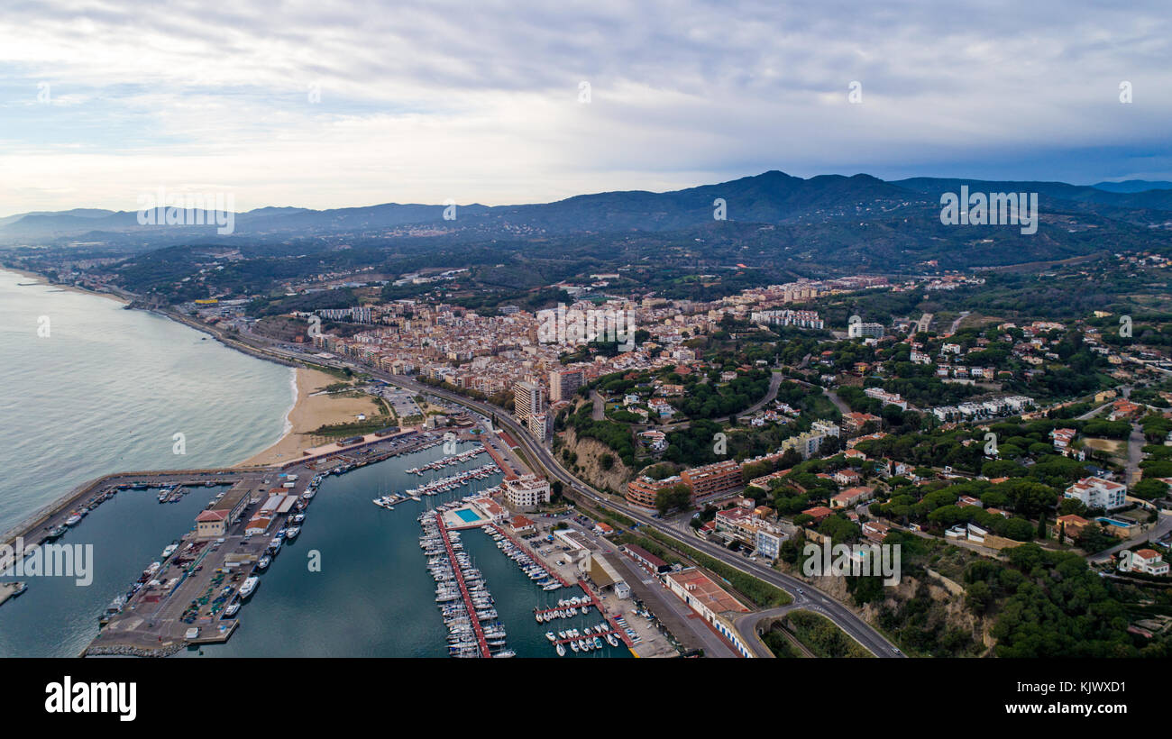 Photographie aérienne de la ville d'Arenys de Mar en Espagne Banque D'Images