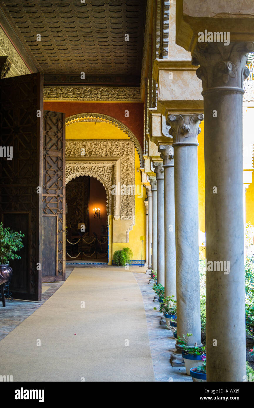 Cour de Palacio de las Dueñas, palais des ducs d'Alba, Séville, Andalousie, Espagne Banque D'Images