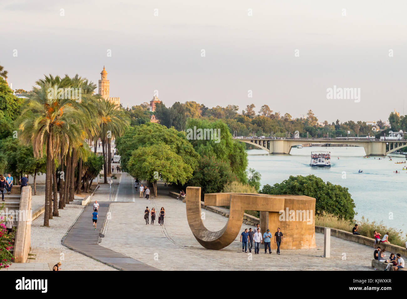 La sculpture moderne sur le front de fleuve Guadalquivir, Séville, Andalousie, Espagne Banque D'Images