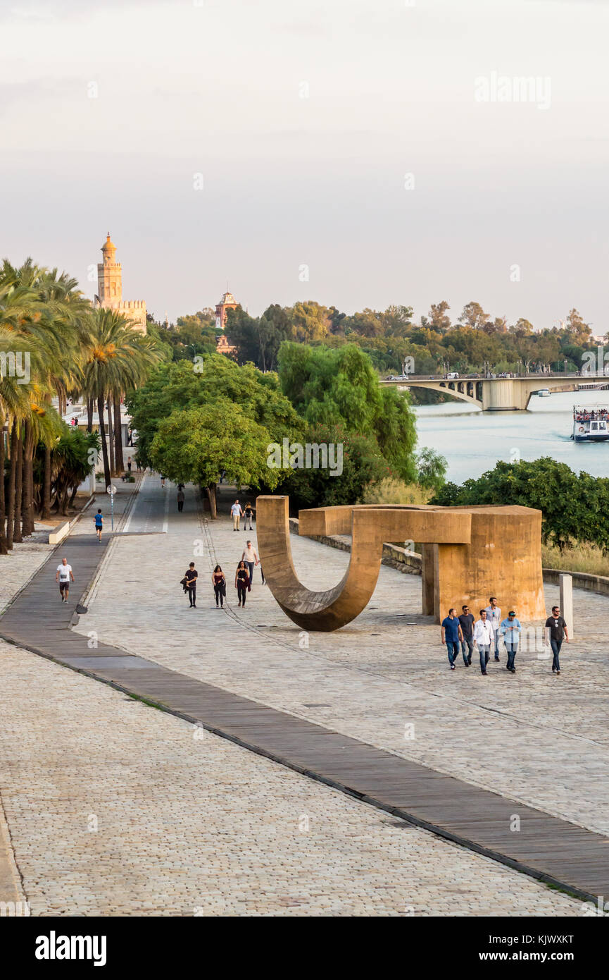 Torre del Oro, 1221, San Telmo, pont sur la sculpture moderne au bord du fleuve Guadalquivir, Séville, Andalousie, Espagne Banque D'Images