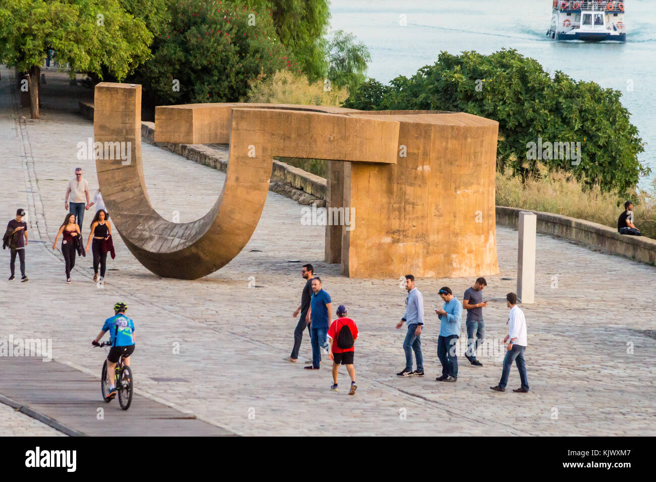 La sculpture moderne sur le front de fleuve Guadalquivir, Séville, Andalousie, Espagne Banque D'Images