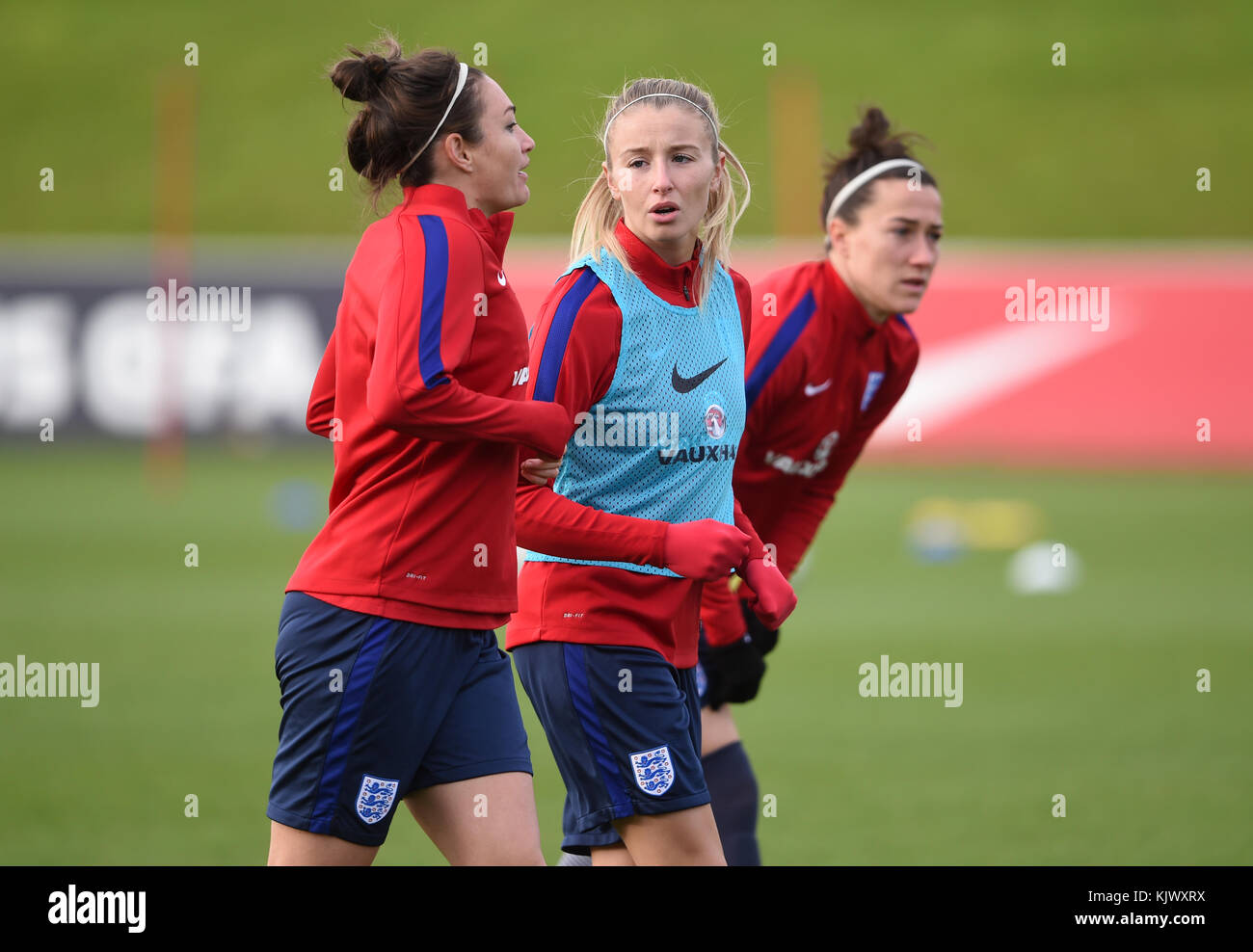 L'Angleterre Leah Williamson et Jodie Taylor (à gauche) au cours de la session de formation à St George's Park, Burton. Banque D'Images