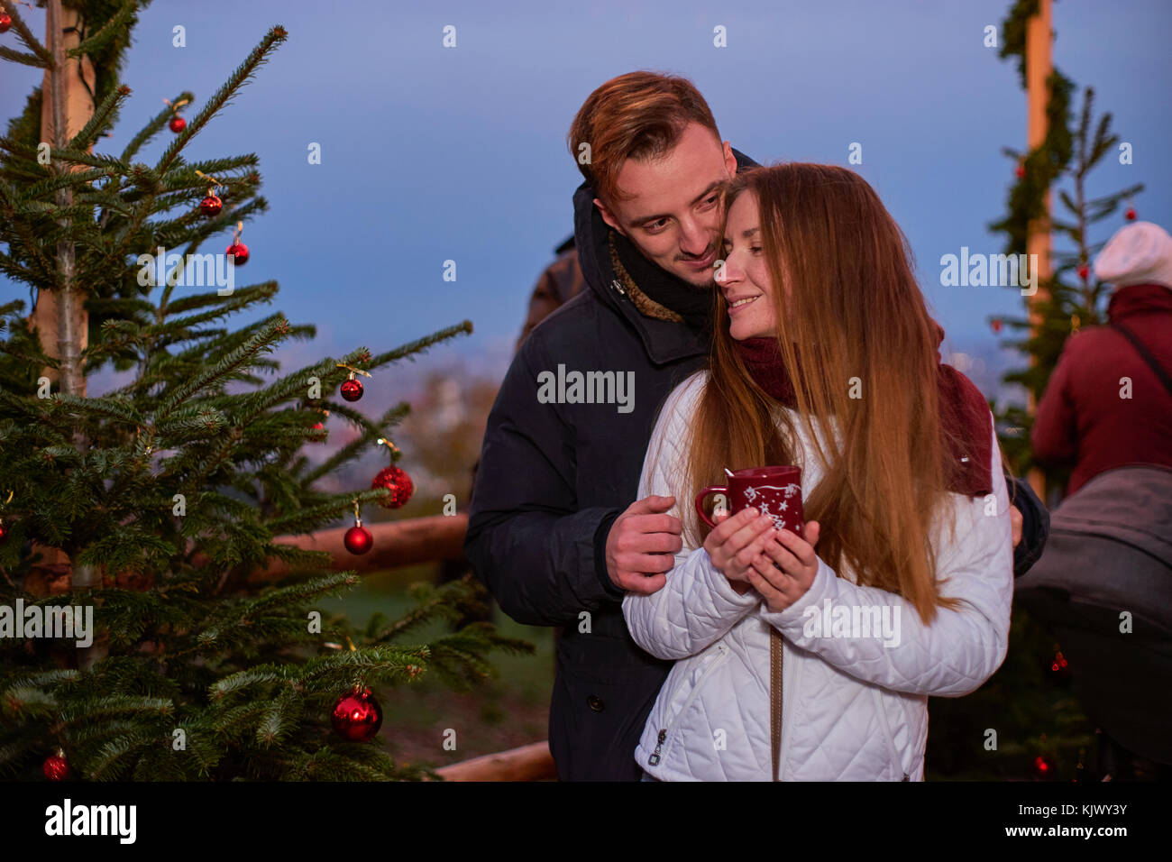 Jeune couple heureux au marché de Noël Banque D'Images