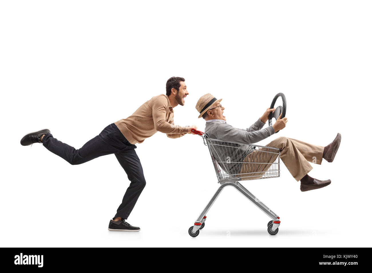 Jeune homme poussant un panier avec un homme mûr équitation à l'intérieur et la tenue d'un volant isolé sur fond blanc Banque D'Images