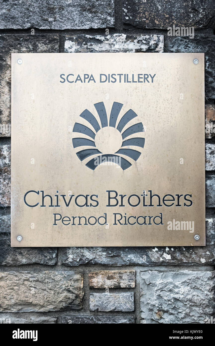 Chivas Brothers Pernod Ricard signe à Scapas Distillery, Écosse, Royaume-Uni Banque D'Images