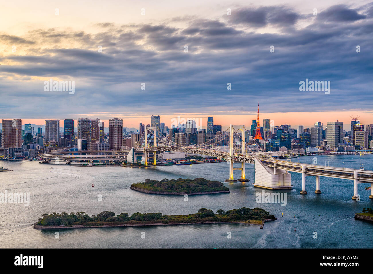 Tokyo, Japon skyline avec le pont et la tour. Banque D'Images