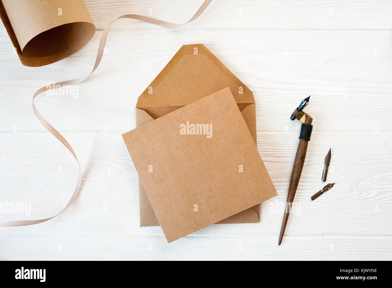 Immersive enveloppe avec un lettre sur un fond blanc en bois avec une plume calligraphique. libre with clipping path Banque D'Images