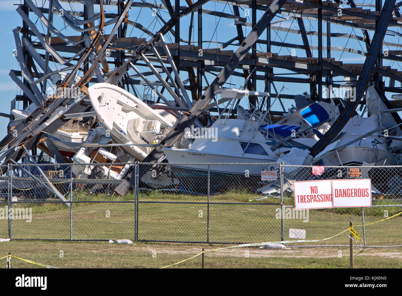 Dégâts causés par l'ouragan Harvey en 2017, Cove Harbor Marina Dry Stack, Rockport, Texas. Banque D'Images