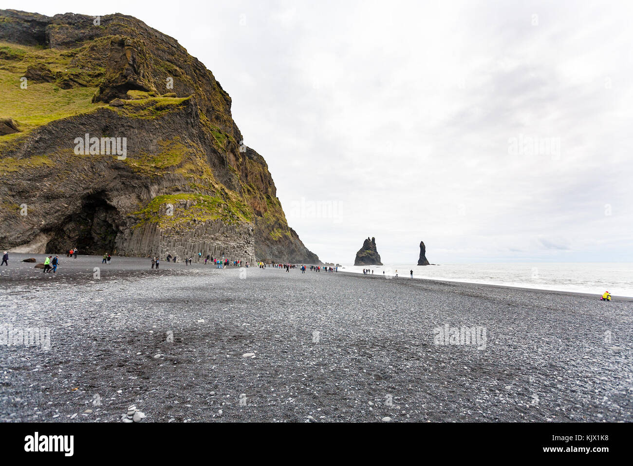 Voyager en Islande - touristes près de halsanefshellir reynisfjall cave à  monter sur la plage de reynisfjara qui jouit en Islande, près de vik i  myrdal village sur atlantic sou Photo Stock -