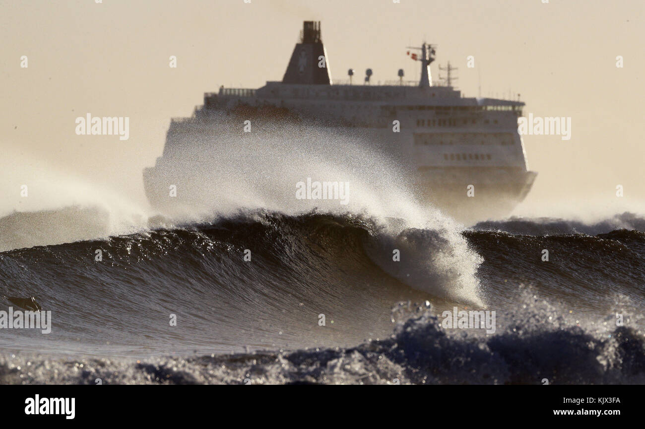 Une mer du Nord agitée ce matin, alors que le DFDS King Seaways arrive à l'embouchure du Tyne, tandis que certaines parties de la Grande-Bretagne se sont réveillées dimanche après une journée glaciale, après que les températures aient frappé pendant la nuit. Banque D'Images