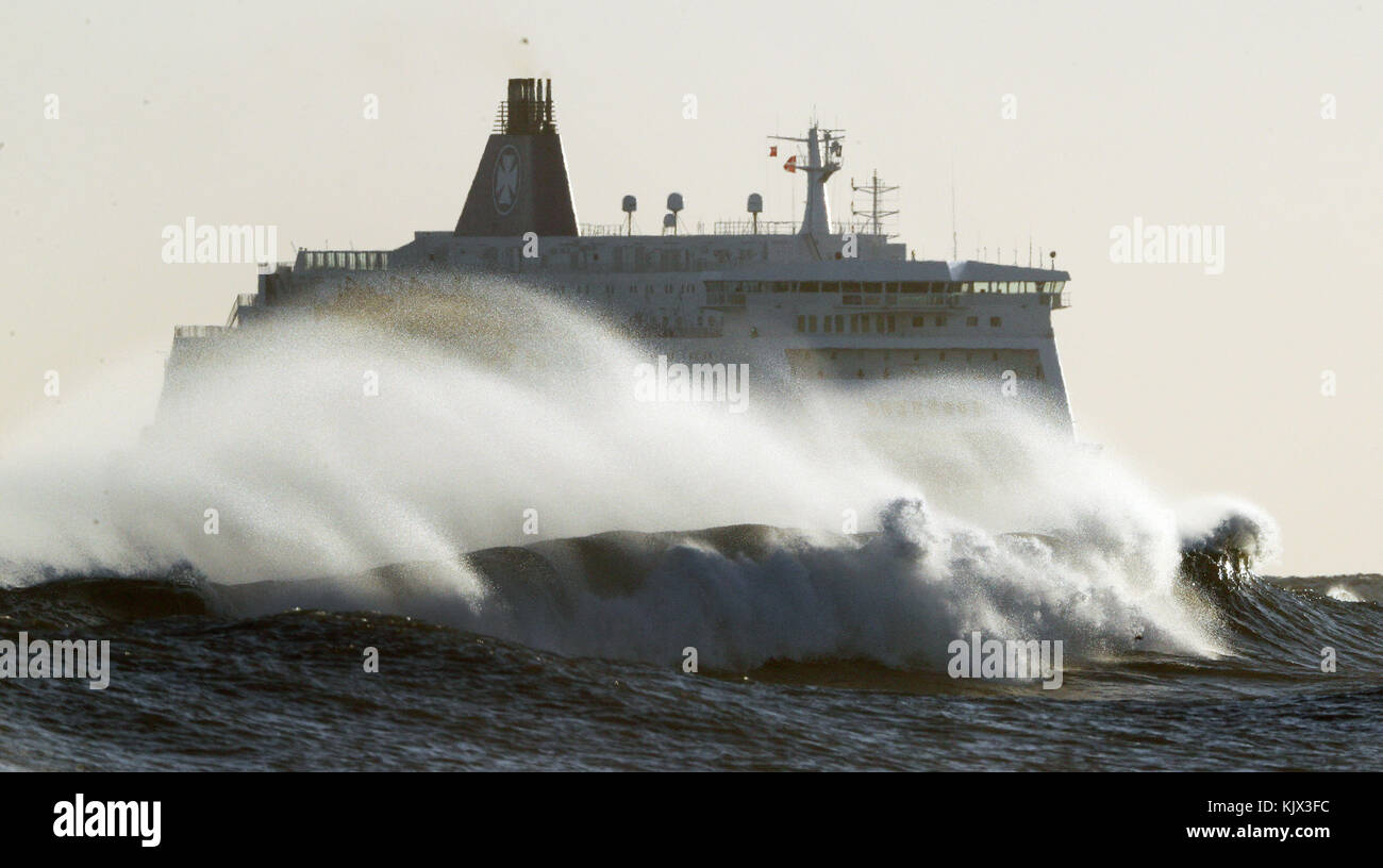 Une mer du Nord agitée ce matin, alors que le DFDS King Seaways arrive à l'embouchure du Tyne, tandis que certaines parties de la Grande-Bretagne se sont réveillées dimanche après une journée glaciale, après que les températures aient frappé pendant la nuit. Banque D'Images