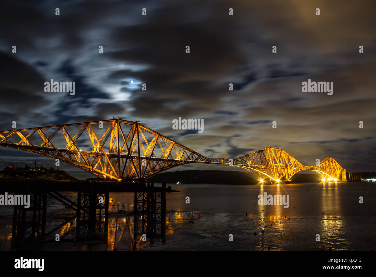 30sec exp de la célèbre forth rail bridge,en début de soirée,repris de la Fife côte sur un calme mais légèrement nuageux nuit..idéal pour de longues expositions.. Banque D'Images