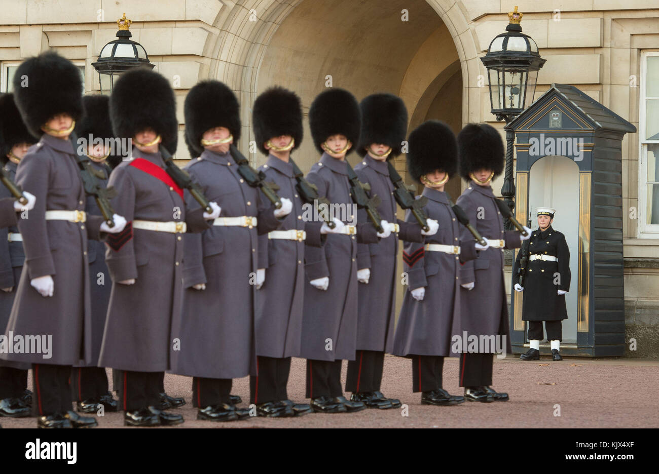Matelot laura suttle (à droite) prend sa place dans une guérite, comme les marins de la Royal Navy effectuer la cérémonie de relève de la garde à Buckingham Palace, Londres, pour la première fois de son 357 ans d'histoire. Banque D'Images