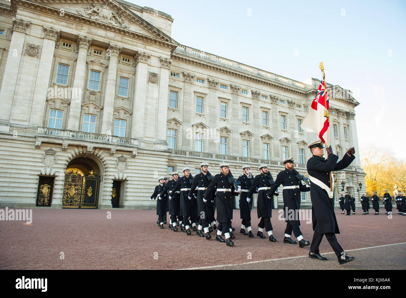 Les marins de la Royal Navy effectuer la cérémonie de relève de la garde à Buckingham Palace, Londres, pour la première fois de son 357 ans d'histoire. Banque D'Images
