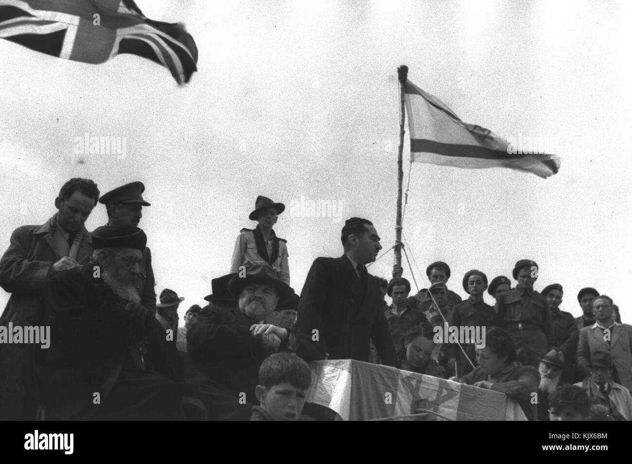 DOV YOSEF S'exprimant lors d'UNE CÉRÉMONIE COMMÉMORATIVE POUR LES SOLDATS JUIFS QUI SONT TOMBÉS DANS LA SECONDE GUERRE MONDIALE, LE MÉMORIAL DE LA FORÊT des collines de Jérusalem. Sur le L, CHIEFD21 083 Banque D'Images