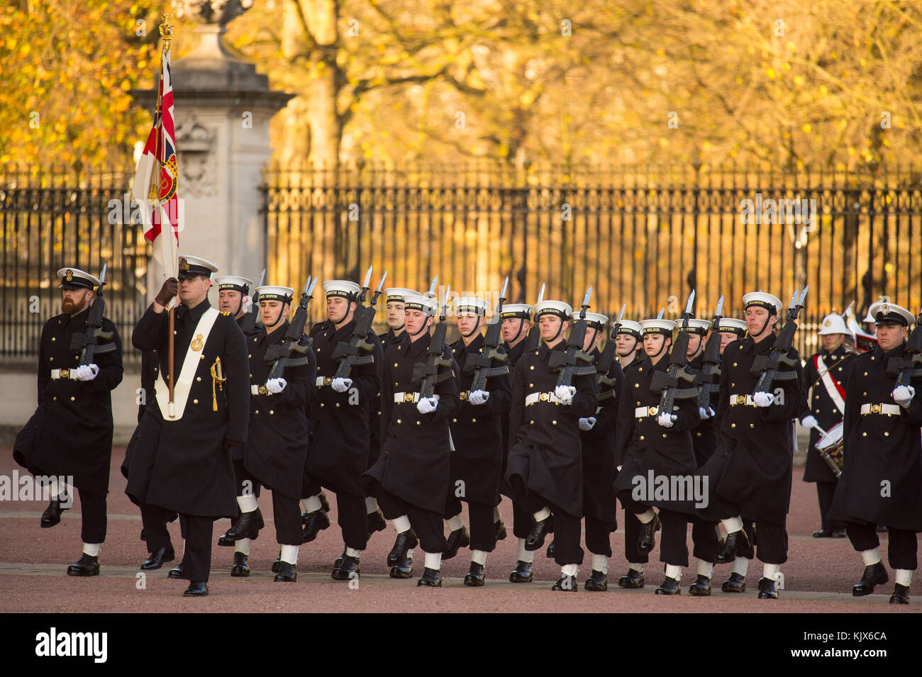 Des marins de la Royal Navy effectuent la cérémonie de la relève de la garde au Palais de Buckingham, à Londres, pour la première fois dans ses 357 ans d'histoire. Banque D'Images