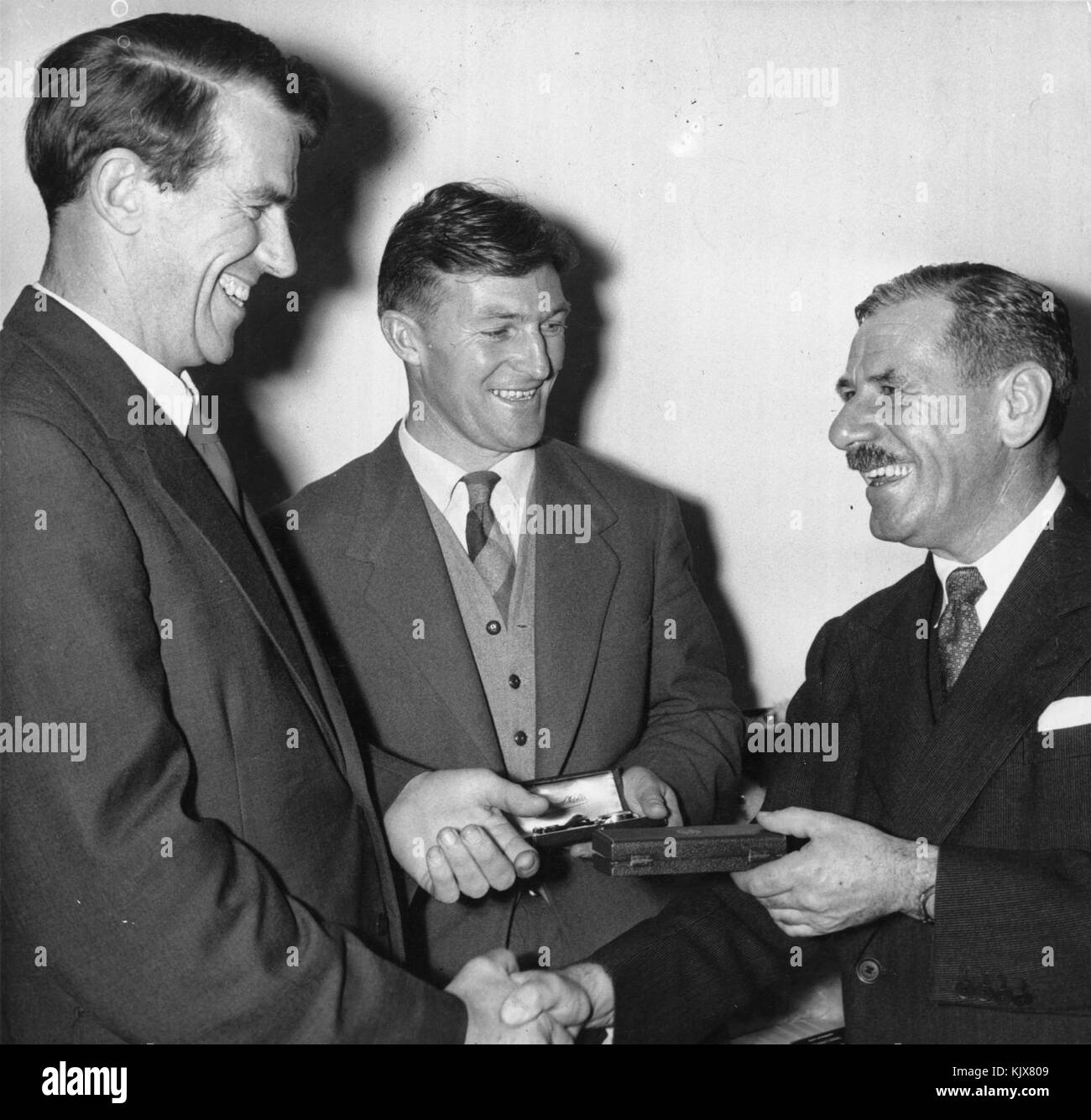 Sir Edmund Hillary et J.H. Miller recevoir montres IWC pour l'expédition Antarctique Trans du Commonwealth, 1956 Banque D'Images