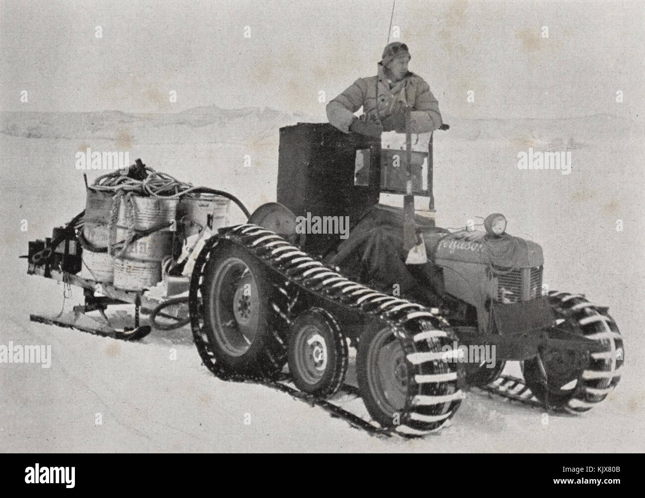 Un tracteur de remorquage d'une charge de carburant du tracteur à Scott Base au cours de l'expédition Antarctique Trans du Commonwealth, 1957 Banque D'Images